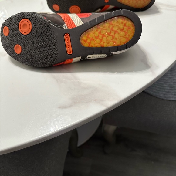 COACH SNEAKERS- LOGO LUGGAGE TAGS IN BROWN ORANGE & CREAM - size 7 1/2 M - Picture 3 of 6